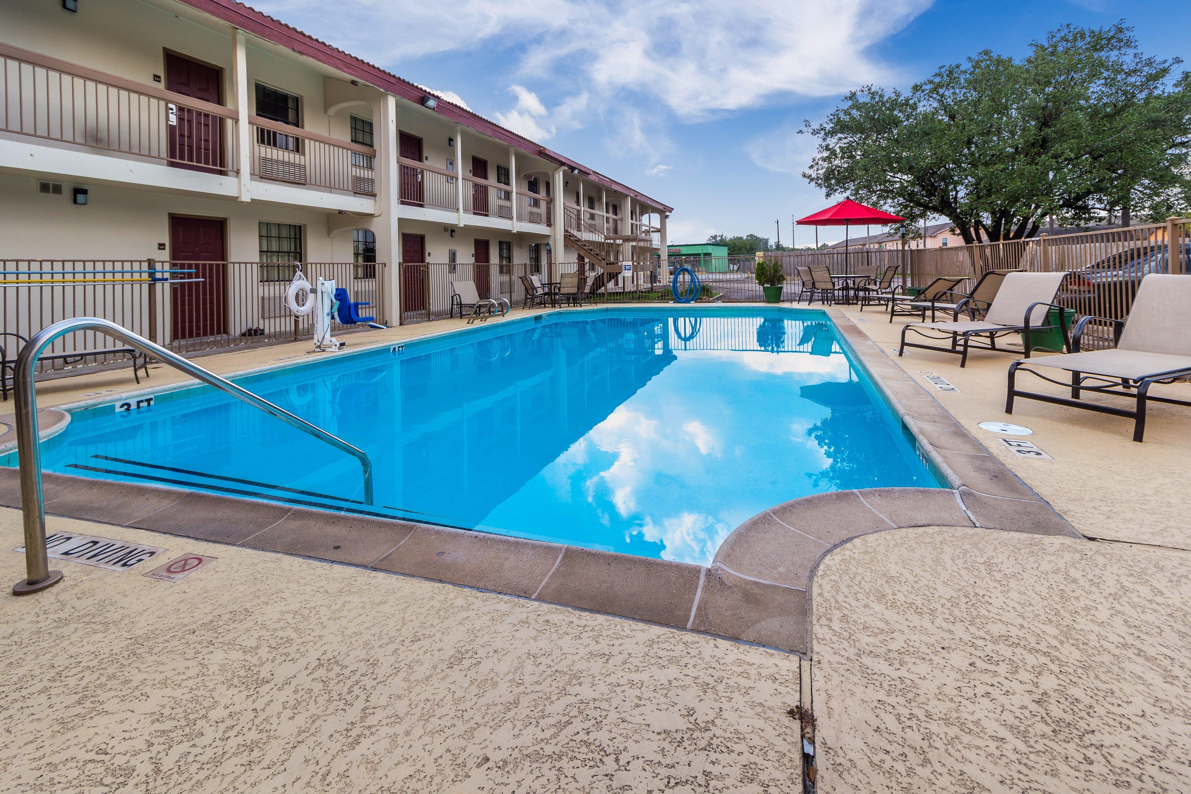 Red Roof Inn Houston East I-10 Eksteriør billede