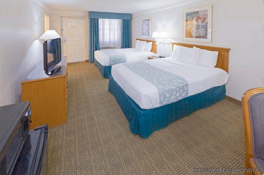 Red Roof Inn Houston East I-10 Eksteriør billede