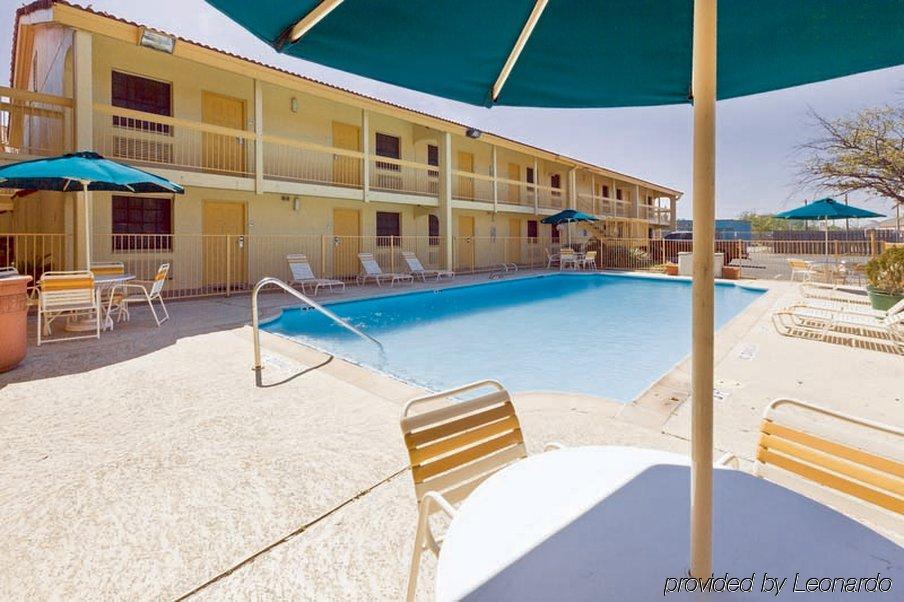 Red Roof Inn Houston East I-10 Eksteriør billede