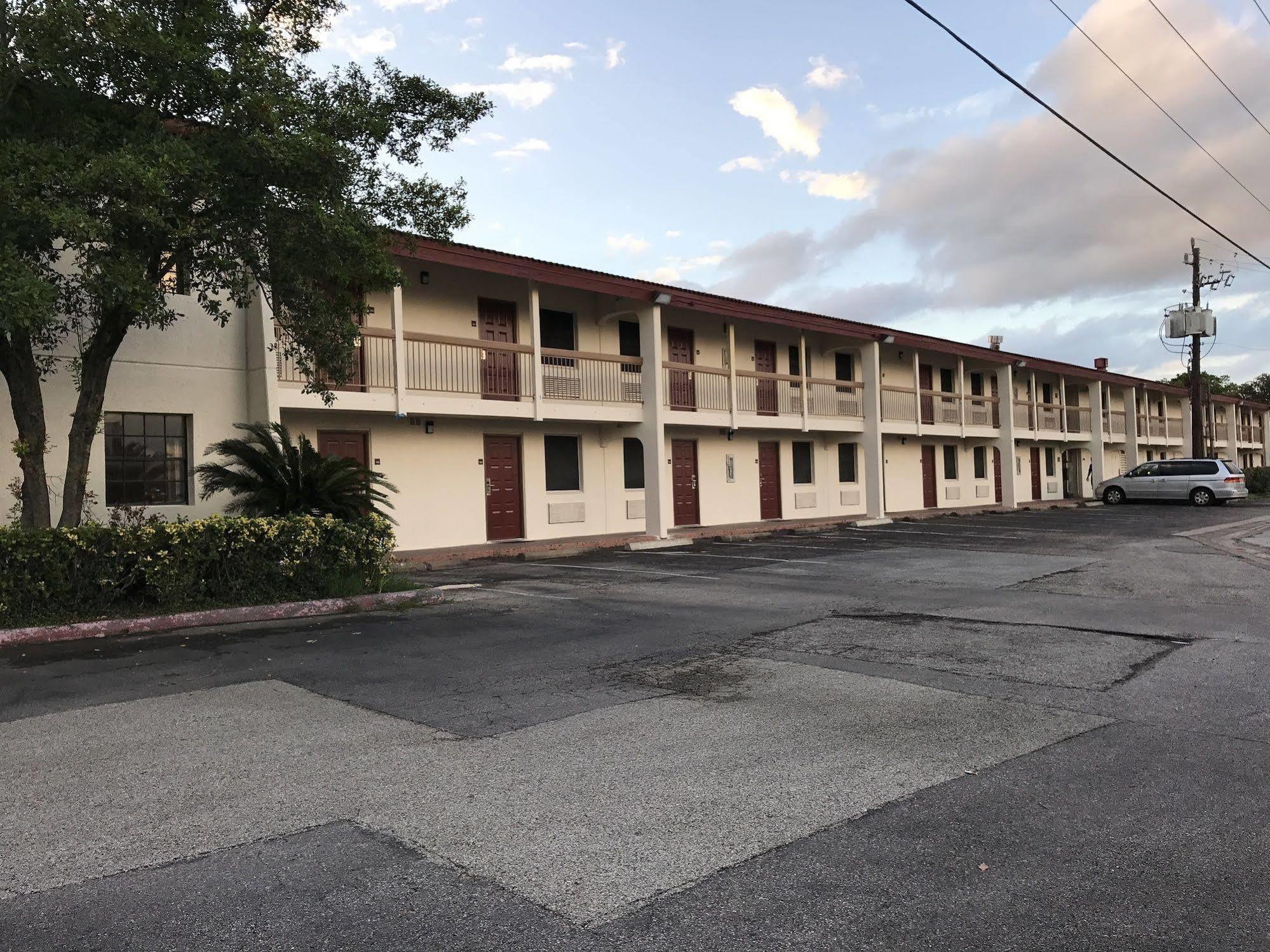 Red Roof Inn Houston East I-10 Eksteriør billede