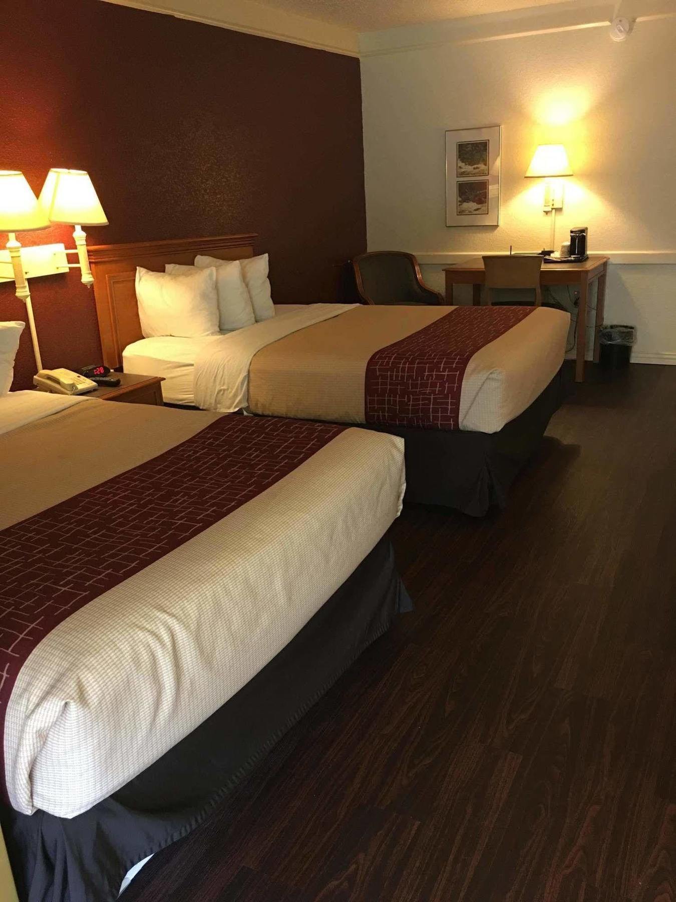 Red Roof Inn Houston East I-10 Eksteriør billede