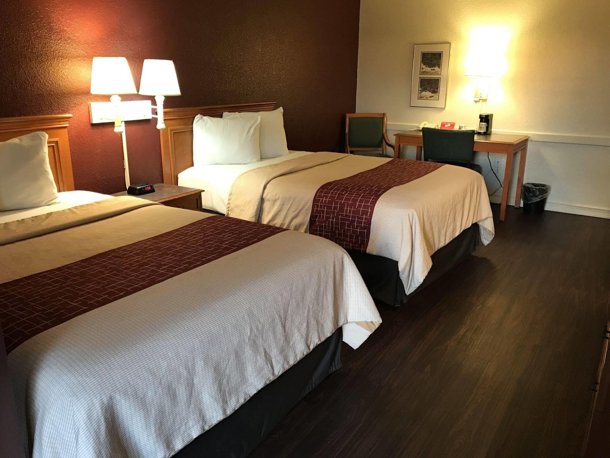 Red Roof Inn Houston East I-10 Eksteriør billede