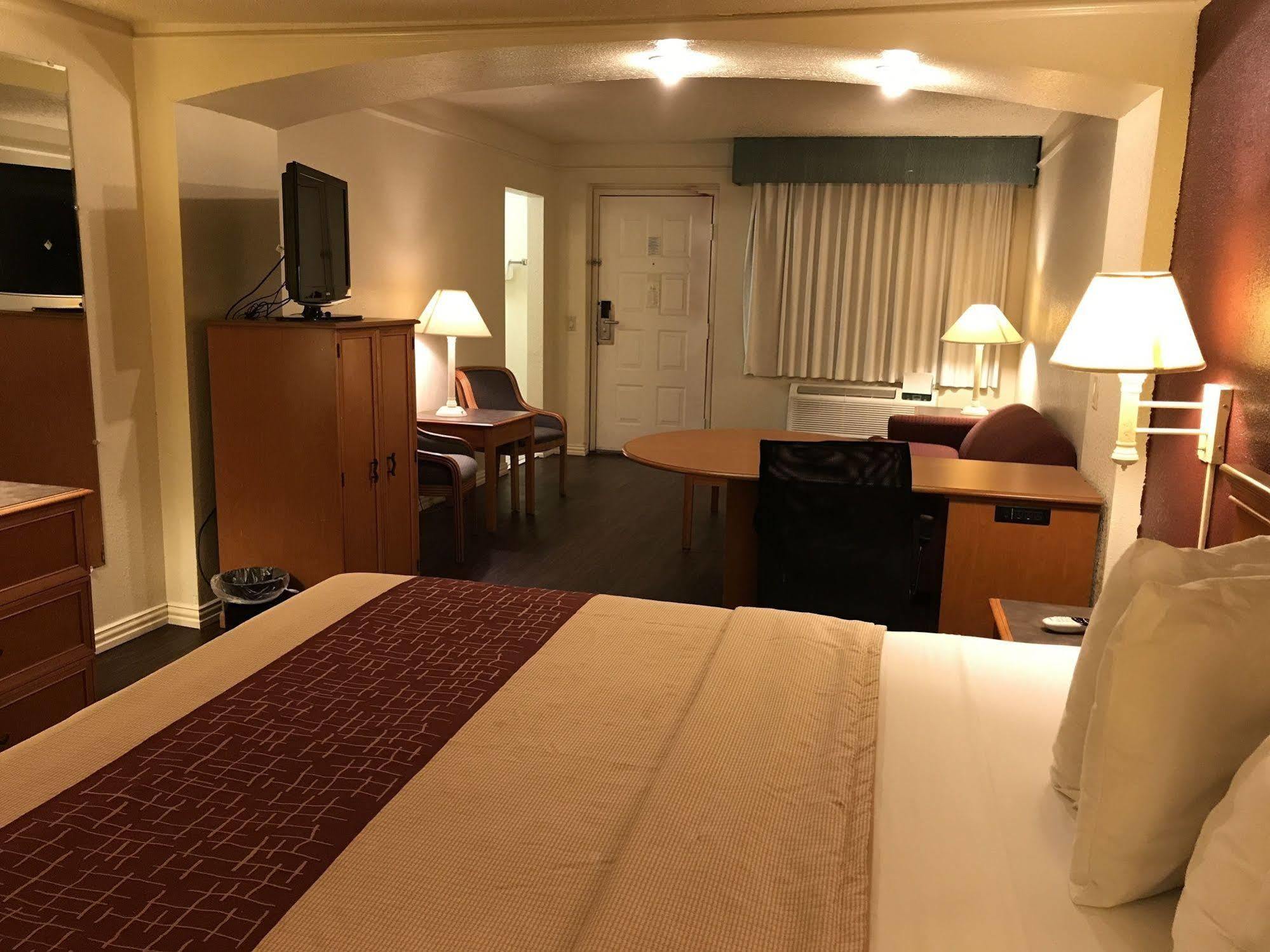 Red Roof Inn Houston East I-10 Eksteriør billede